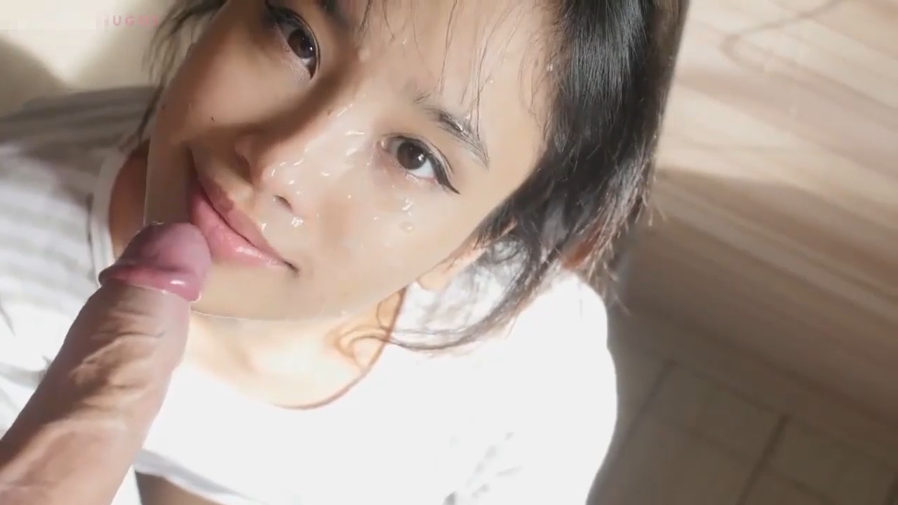 娇小可爱的亚洲姑娘口交．